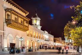 Plaza 9 de Julio y Cabildo de Salta iluminados de noche