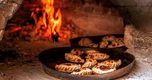 Empanadas salteñas recién horneadas en horno de barro
