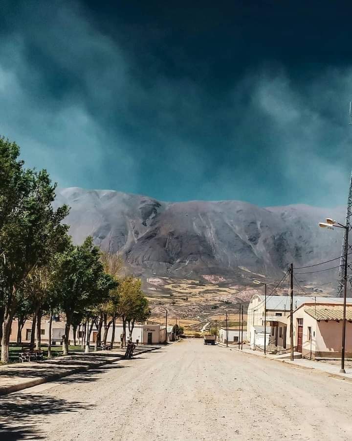 Pueblo del norte argentino con montaña al fondo